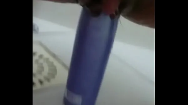 Bekijk Stuffing the shampoo into the pussy and the growing clitoris totale buis