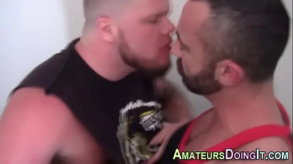 شاهد Amateur bears swap tongue إجمالي الأنبوبة