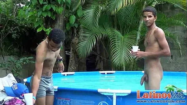 Ver Jovencitos latinos cachondos saltan a la piscina para divertirse oralmente tubo total