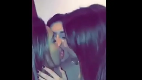 Xem tổng cộng Safadinhas Girlfriends Giving Triple Kiss ống