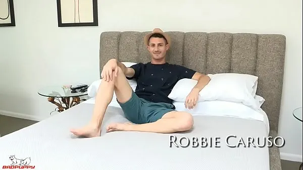 총 Robbie Caruso pulls his legs back, exposing his tight hole개의 튜브 시청하기