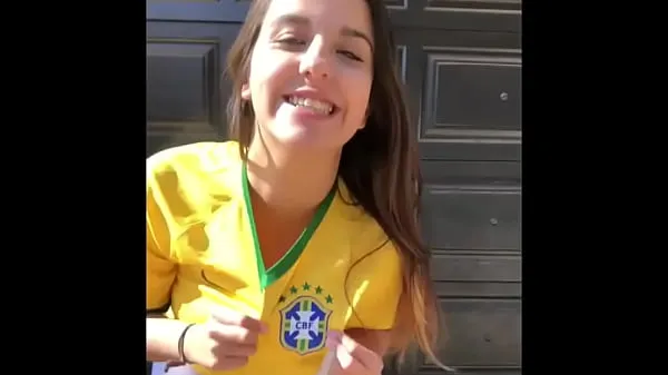 Xem tổng cộng Very hot young girl in short shorts wearing the Brazilian national team shirt ống