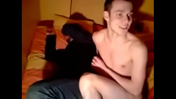 Naked straight guy bothering friend toplam Tube'u izleyin