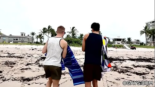 Guarda Uomini gay che si divertono sulla spiaggia, poi nella stanza d'albergoTutto in totale