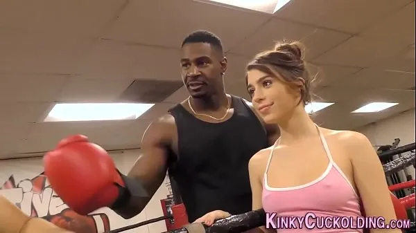 Xem tổng cộng Domina cuckolds in boxing gym for cum ống