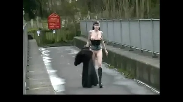 Přehrát celkem Goth Babe in Furry Coat Pisses Outdoors 2 Tube