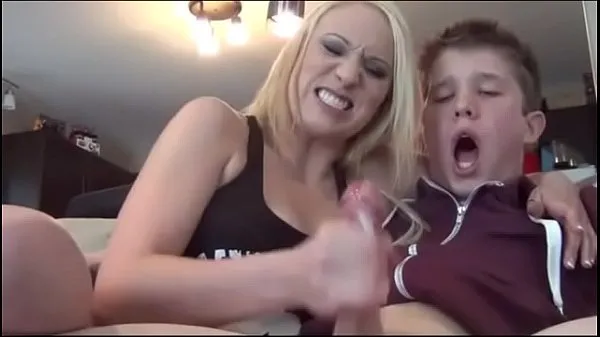 Pozrieť celkom Lucky being jacked off by hot blondes Tube