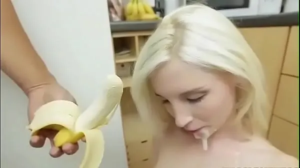 Ver Pequeña rubia con frenillos recibe facial y come banana tubo total