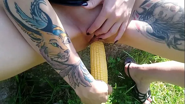 Bekijk Lucy Ravenblood fucking pussy with corn in public totale buis