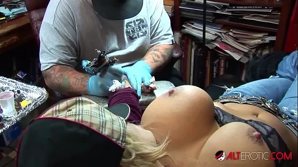 Assistir Shyla Stylez é tatuada enquanto brincava com seus peitos tubo total