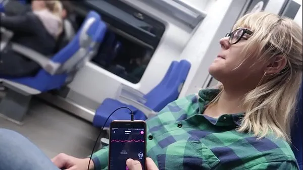 Regarder TELECOMMANDE MON ORGASME DANS LE TRAINTube au total