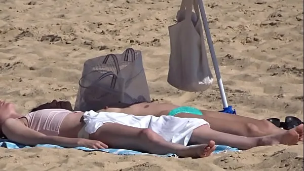 Se Topless with friends at the beach 03 i alt Tube