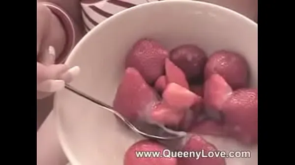 Oglądaj Queeny- Strawberry cały kanał