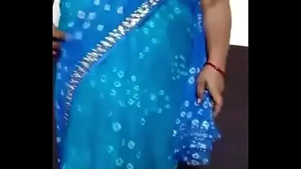 Bekijk Indian woman stripping saree totale buis