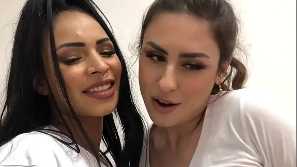 Guarda La cattiva Emme White e Pocahontas Oficial mostrano come fare sesso tra donne con ASMR, sussurrandoti un sacco di puttane all'orecchioTutto in totale