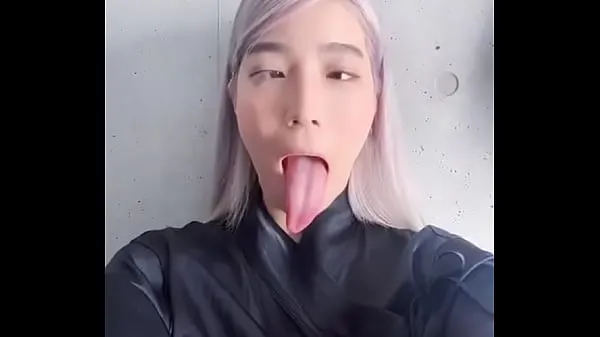 Посмотрите Шлюха Ahegao с длинным языком всего трубку