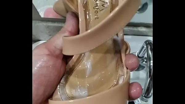 Regarder Cumshot horny in his girlfriend's Ramarim sandal! Very horny, I filled with milkTube au total