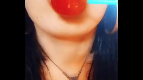 Se Iara sucking on a pink lollipop imagining that delicious roll i alt Tube