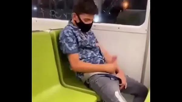 شاهد Masturbándose en el metro إجمالي الأنبوبة