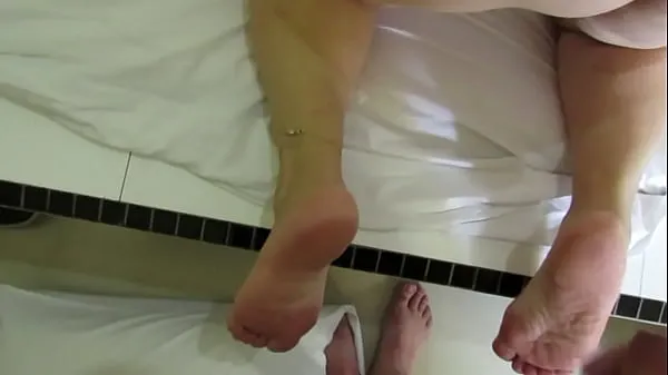 Regarder Se masturber aux pieds de la mature en BHTube au total