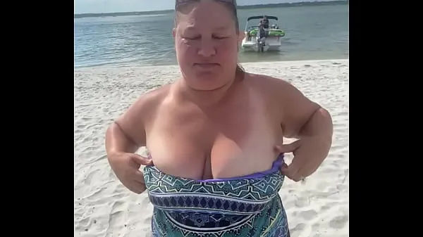 Tonton Slutty Bbw duca wife flashes her big tits on a public beach total Tube