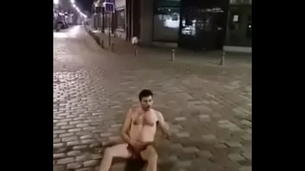 Bekijk Wank and Cum naked in the street totale buis