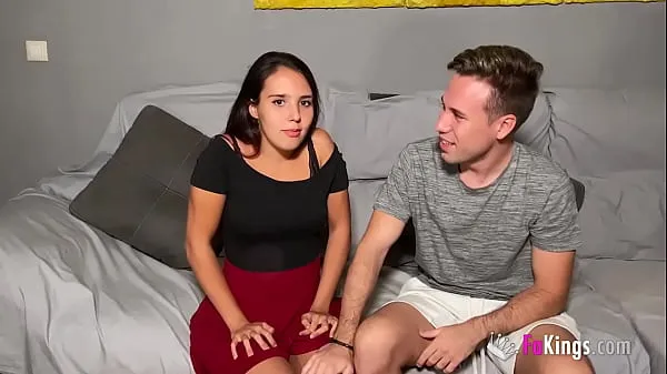 Oglądaj 21 years old inexperienced couple loves porn and send us this video cały kanał