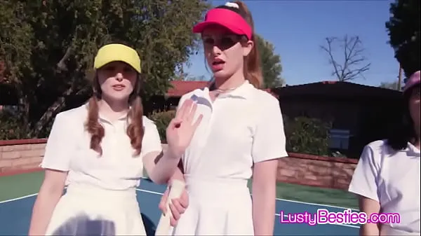 Ver Follando a tres chicas calientes en la cancha de tenis al aire libre al estilo pov tubo total