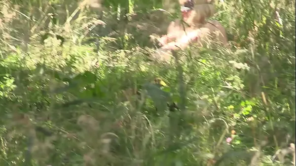 Ver Voyeur observa a una milf al aire libre en los primeros meses del embarazo mientras camina por el bosque y se desnuda tubo total