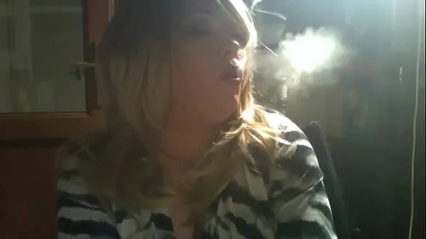 Katso BBW Domme Tina Snua Smoking A 120 Cigarette Close Up Tube yhteensä