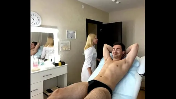 Assistir Revelações de um modelo de webcam russa durante a depilação de corpo inteiro tubo total