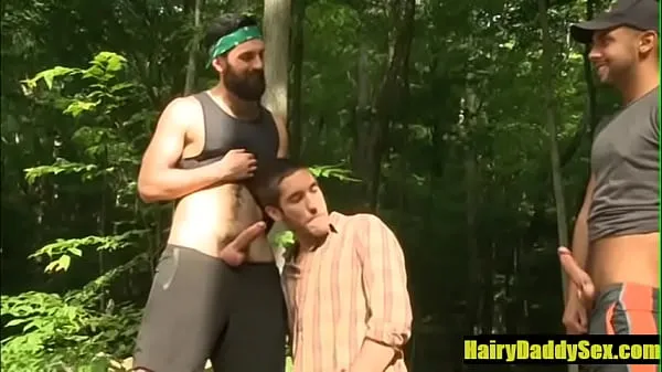 观看Lean Hairy Stud threesome outdoors总管