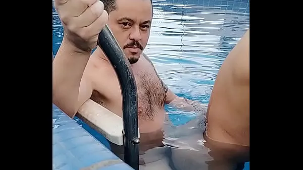 Oglądaj Busted! Males fucking in the hotel pool cały kanał