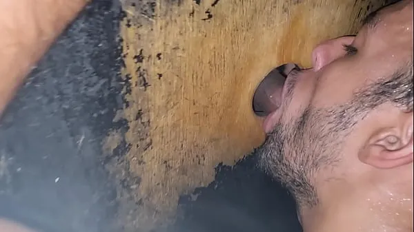 Bekijk Sucking strangers in glory hole totale buis