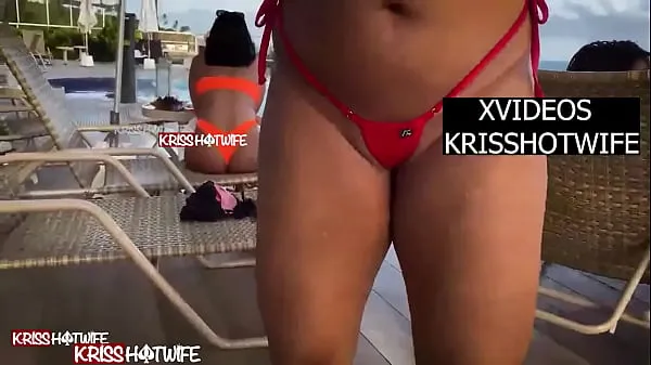 Guarda Kriss Hotwife nella doccia della piscina dell'hotel in mostra con il suo micro bikiniTutto in totale