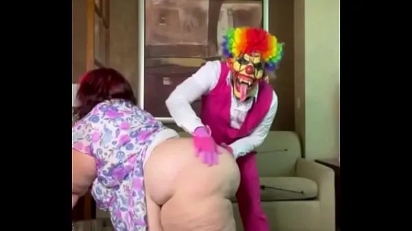 Ver Payaso mostrando a una zorra blanca y gorda pasar un buen rato en su habitación de hotel de lujo tubo total