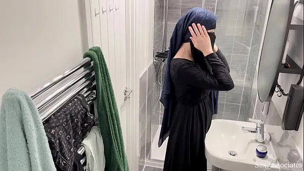 Guarda La telecamera spia nell'AIRBNB ha catturato una splendida ragazza araba in niqab che si masturbava sotto la docciaTutto in totale