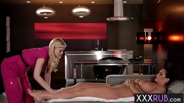 Regarder Alison Tyler et la MILF lesbienne au gros cul Charlotte Stokely ont profité d'un massage incroyable avant un léchage de chatte et un doigté parfaits pour que le client soit raviTube au total