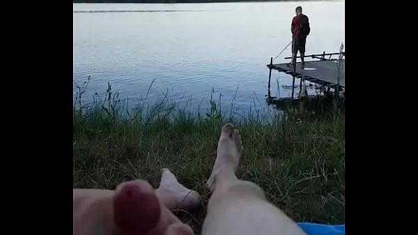 دیکھیں Nude jerking on beach with people walking by کل ٹیوب