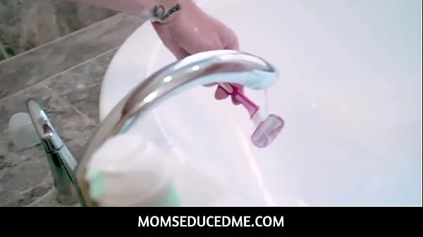 총 MomSeducedMe - Stepson shaving and tasting his busty mature Dee Williams pussy개의 튜브 시청하기