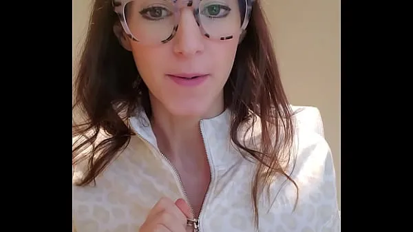 Ver Pequeña puta madura con gafas, MILF Malinda. Haciendose correrse en el trabajo tubo total