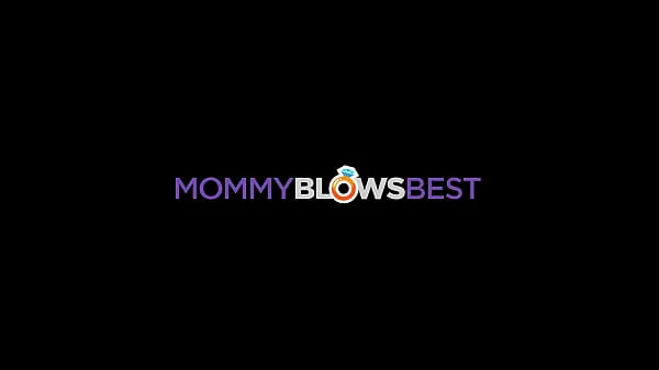 شاهد MommyBlowsBest - My Blonde Stepmom Sucked My Cock In The Kitchen إجمالي الأنبوبة