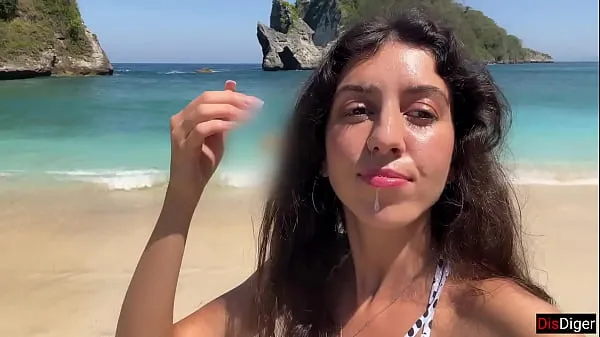 شاهد Hottie sucks my dick on a public beach and walks along the shore with cum on her face - Cumwalk إجمالي الأنبوبة