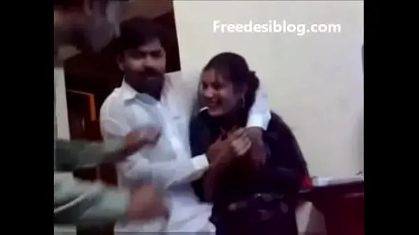 Pakistani Desi girl and boy enjoy in hostel room toplam Tube'u izleyin